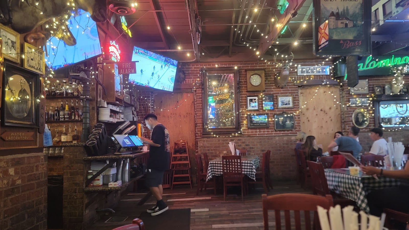 Heroes Bar & Grill